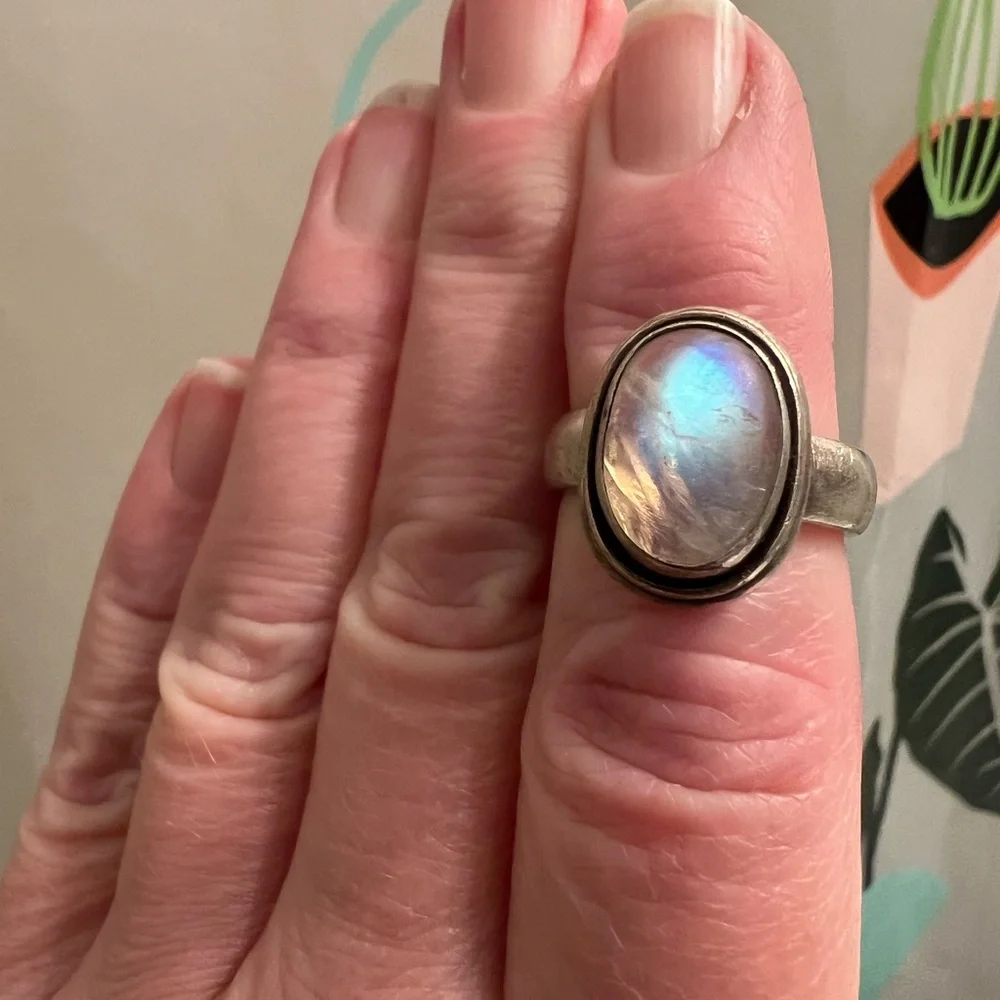 Elegant Silver Moonstone Ring - Picture 4 of 5